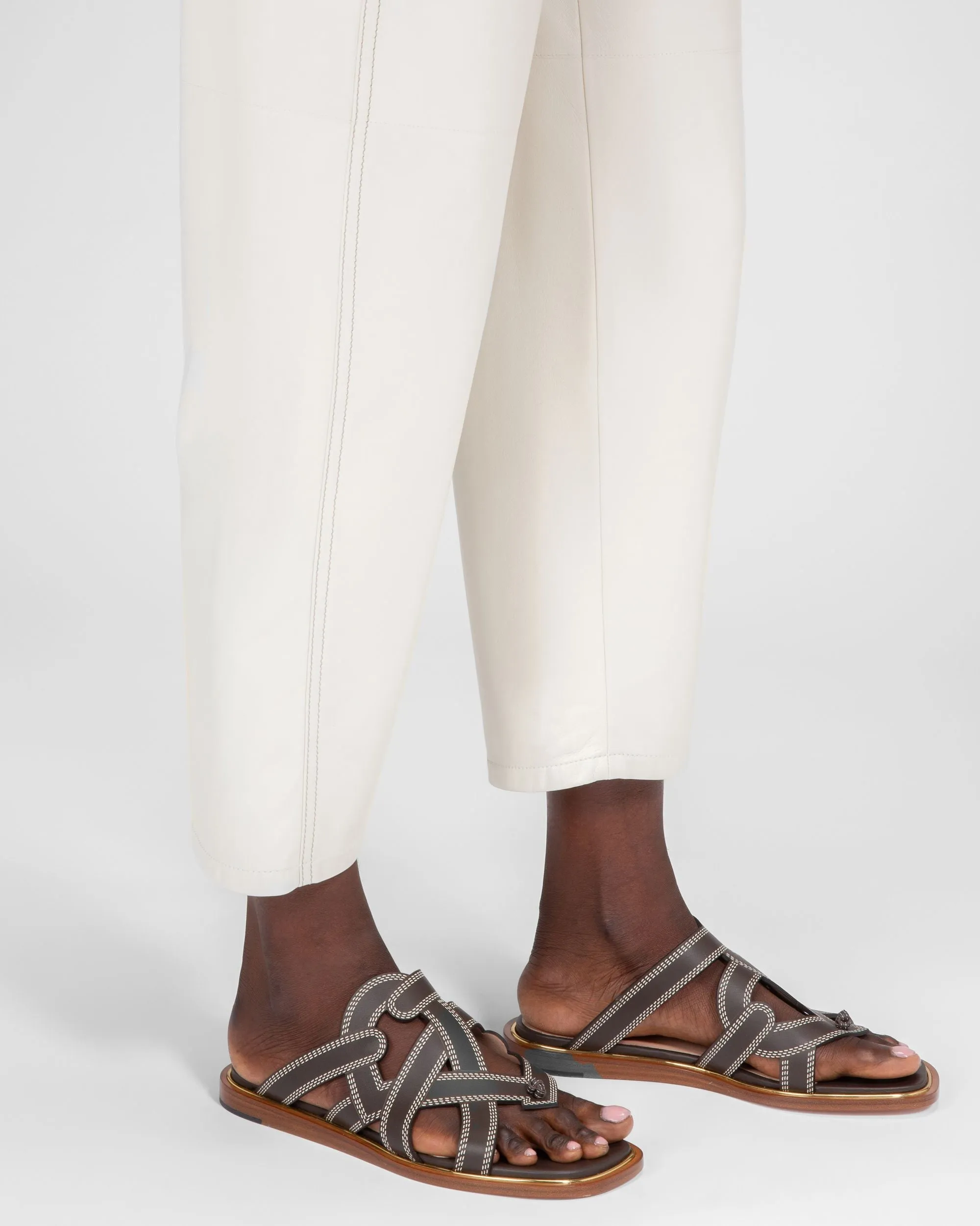 Glada Leather Flat Sandals In Brown